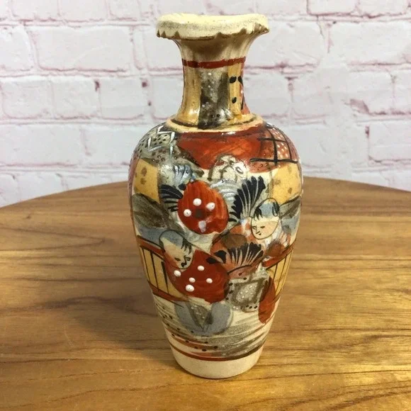 Vintage Hand Painted Japanese Satsuma Earthenware Vase - Picture 3 of 6
